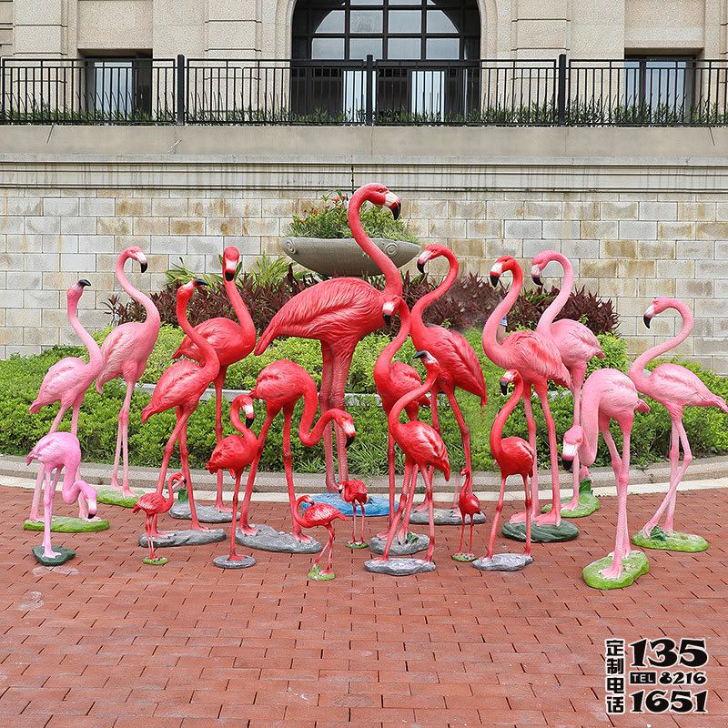 別墅景區(qū)擺放一群玻璃鋼仿真動物火烈鳥雕塑 別墅景區(qū)擺放一群玻璃鋼仿真動物火烈鳥雕塑