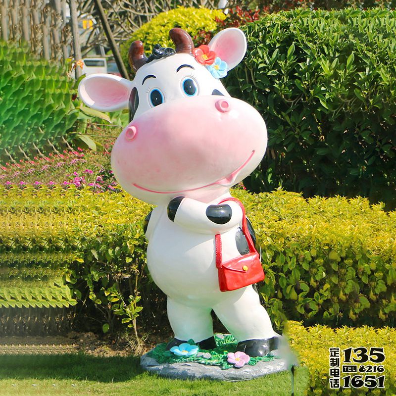花園里一只拿包的玻璃鋼彩繪卡通仿真動(dòng)物牛雕塑 花園里一只拿包的玻璃鋼彩繪卡通仿真動(dòng)物牛雕塑
