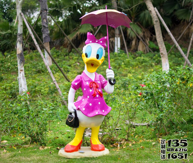 景區玻璃鋼彩繪打傘的唐老鴨黛絲雕塑