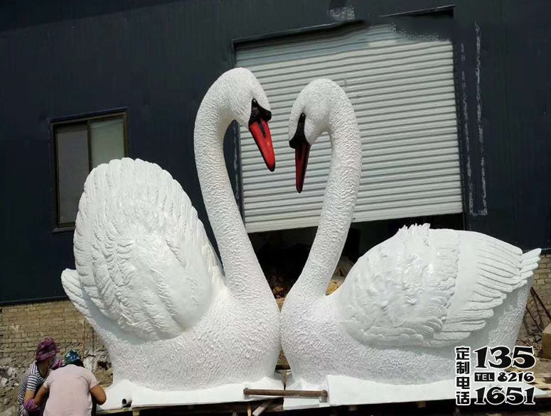 戶(hù)外景區(qū)大型玻璃鋼仿真動(dòng)物愛(ài)心天鵝雕塑