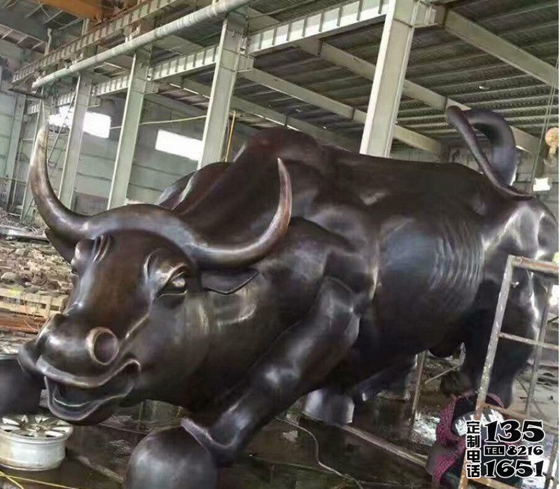 戶外廣場擺放的玻璃鋼仿銅大型景觀華爾街牛雕塑 戶外廣場擺放的玻璃鋼仿銅大型景觀華爾街牛雕塑