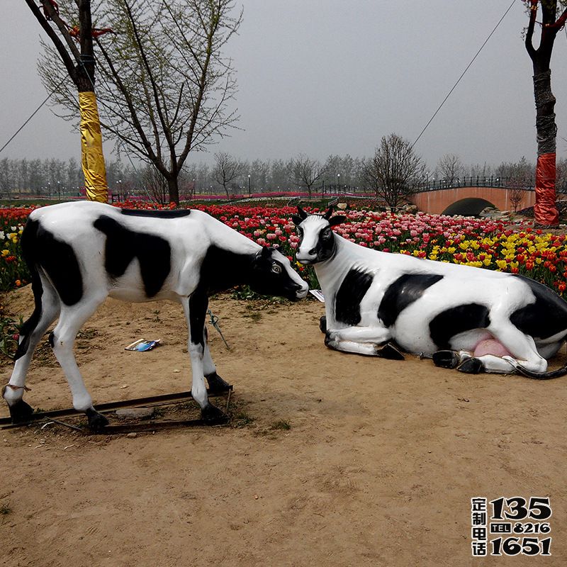 農(nóng)場戶外玻璃鋼仿真奶牛雕塑 農(nóng)場戶外玻璃鋼仿真奶牛雕塑