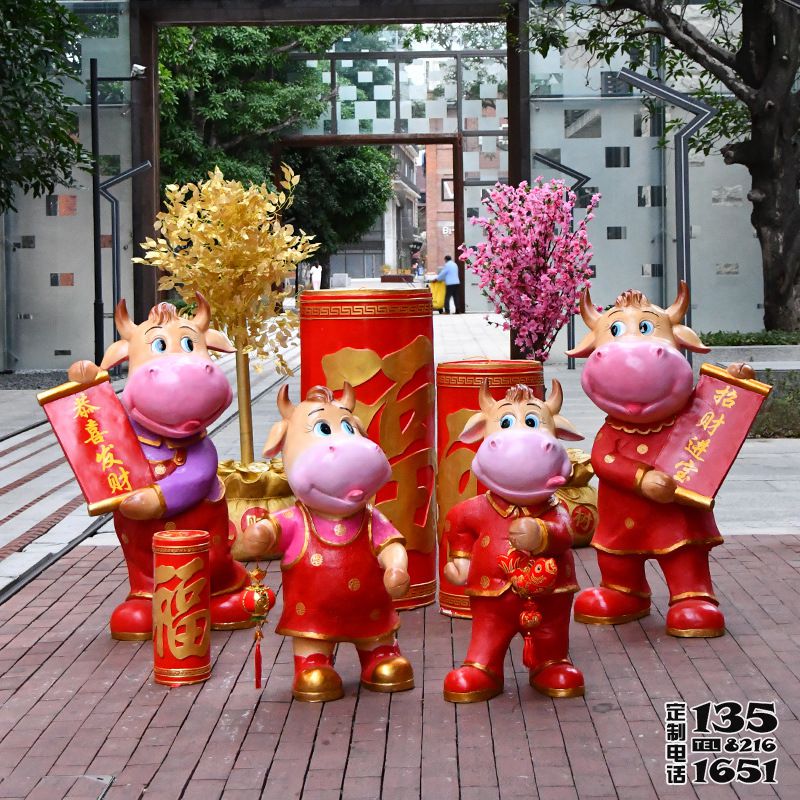 商業街商場擺放的恭喜發財玻璃鋼卡通牛雕塑 商業街商場擺放的恭喜發財玻璃鋼卡通牛雕塑