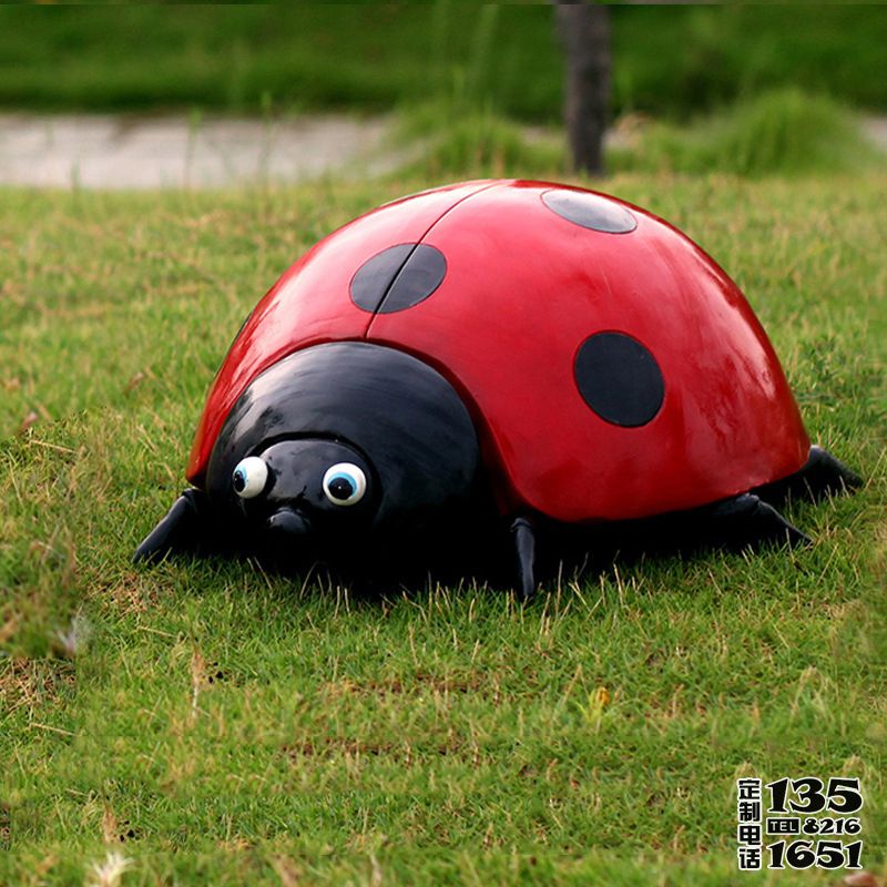 公園里擺放的紅色大眼睛的玻璃鋼卡通七星瓢蟲雕塑 公園里擺放的紅色大眼睛的玻璃鋼卡通七星瓢蟲雕塑