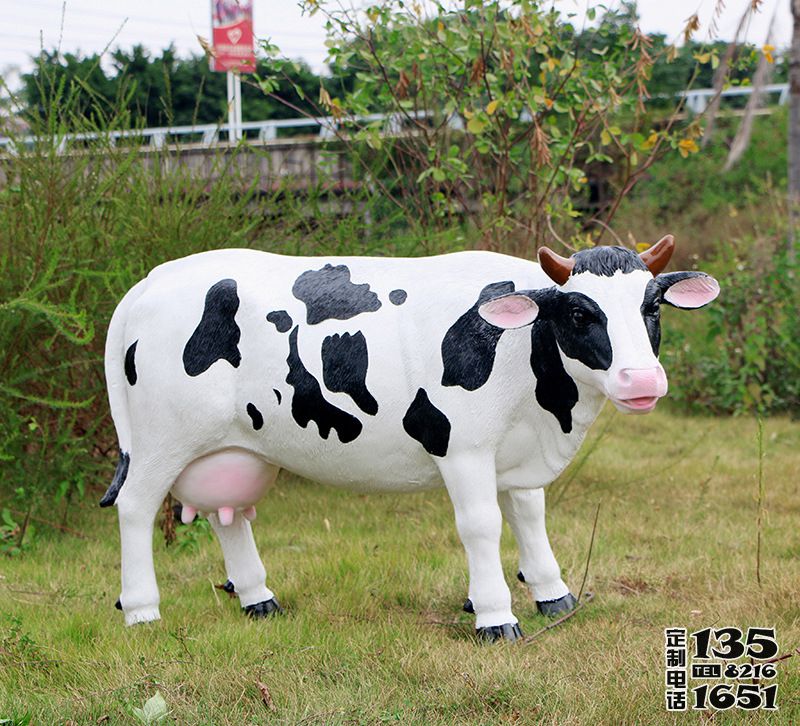 農(nóng)場戶外草坪玻璃鋼仿真奶牛雕塑 農(nóng)場戶外草坪玻璃鋼仿真奶牛雕塑